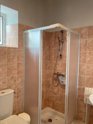 Salle de bains dans l'établissement Maison en pierre au Lac du Jaunay
