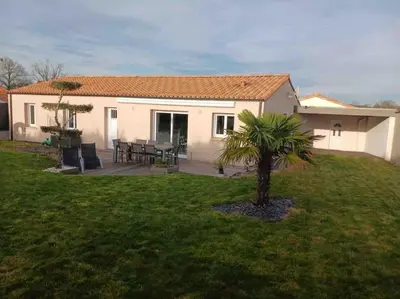 Jardin de l'établissement Maison spacieuse avec jardin à 25min des Sables