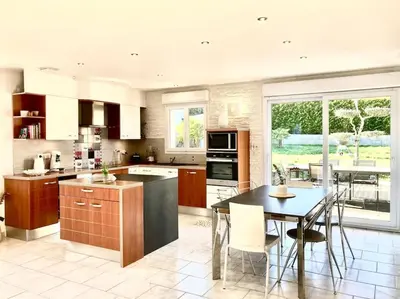 Cuisine ou kitchenette dans l'établissement Maison spacieuse avec jardin à 25min des Sables