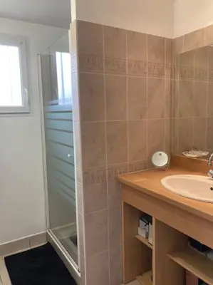 Salle de bains dans l'établissement Maison calme avec garage et jardin clos avec ménage inclus