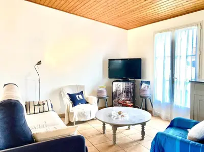 Télévision ou salle de divertissement dans l'établissement Maison calme avec garage et jardin clos avec ménage inclus
