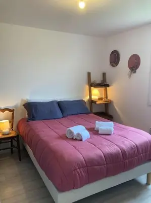 Un ou plusieurs lits dans un hébergement de l'établissement Maison calme avec garage et jardin clos avec ménage inclus
