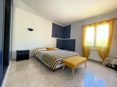 Un ou plusieurs lits dans un hébergement de l'établissement villa spacieuse avec piscine, jacuzzi