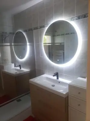 Salle de bains dans l'établissement villa spacieuse avec piscine, jacuzzi
