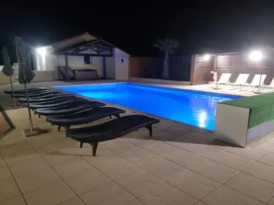 Piscine de l'établissement villa spacieuse avec piscine, jacuzzi ou située à proximité