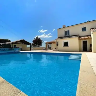 villa spacieuse avec piscine