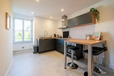 Cuisine ou kitchenette dans l'établissement T2 cosy à deux pas de la gare