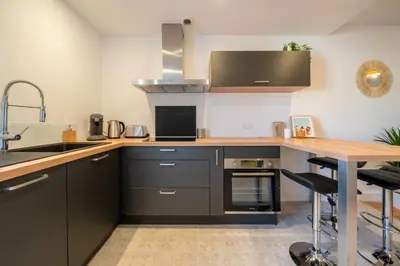 Cuisine ou kitchenette dans l'établissement T2 cosy à deux pas de la gare
