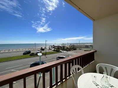 Vue générale sur la mer ou vue sur la mer prise depuis l'appartement