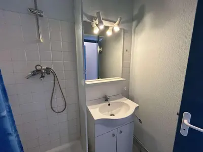 Salle de bains dans l'établissement Studio bord de mer avec balcon à Saint-Jean-de-Monts - FR-1-224C-306