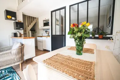 Cuisine ou kitchenette dans l'établissement Maison L oree du Golf