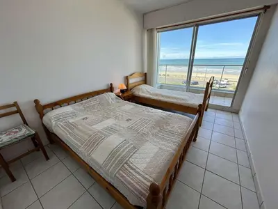 Un ou plusieurs lits dans un hébergement de l'établissement Appartement face mer avec balcon, 3 pièces, 6 couchages à Saint-Jean-de-Monts - FR-1-224C-307