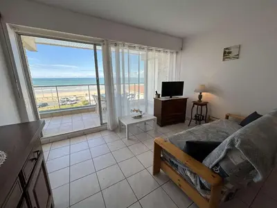 Télévision ou salle de divertissement dans l'établissement Appartement face mer avec balcon, 3 pièces, 6 couchages à Saint-Jean-de-Monts - FR-1-224C-307