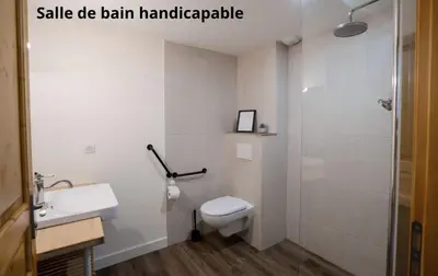 Salle de bains dans l'établissement Proche Puy duFou - Les Buardieres