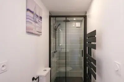 Salle de bains dans l'établissement La Maritime - Vue port, 50 m de la plage de la baie