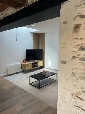Télévision ou salle de divertissement dans l'établissement L'escapade de la Pointe