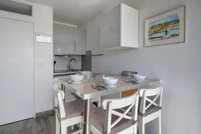 Cuisine ou kitchenette dans l'établissement Appart avec terrasse et vue mer - 30m de la plage