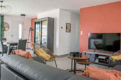 Télévision ou salle de divertissement dans l'établissement Gîte de l'Olivier