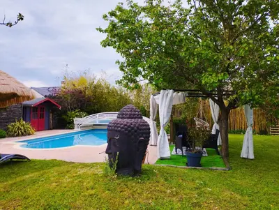 Jardin de l'établissement Maison de charme avec piscine en partage