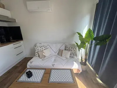 Télévision ou salle de divertissement dans l'établissement Chalet rafale proche aéroport Nantes Atlantique
