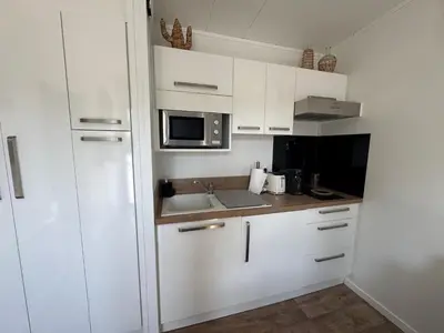 Cuisine ou kitchenette dans l'établissement Chalet rafale proche aéroport Nantes Atlantique