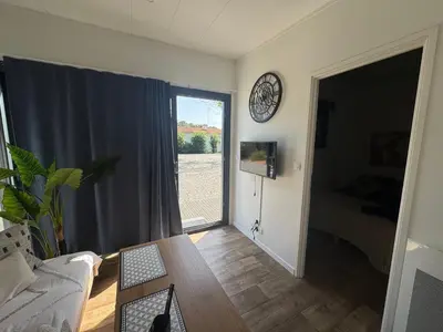 Télévision ou salle de divertissement dans l'établissement Chalet rafale proche aéroport Nantes Atlantique