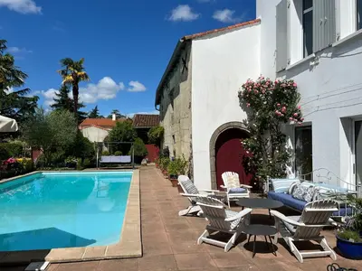 Piscine de l'établissement Le Relais du Puy ou située à proximité