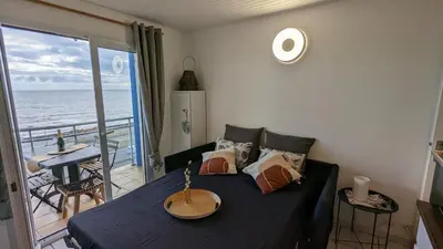 Un ou plusieurs lits dans un hébergement de l'établissement Appartement vue mer - accès direct à la plage - 4 à 5 personnes