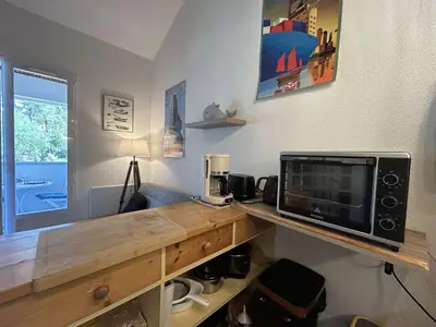 Cuisine ou kitchenette dans l'établissement Charmant T2 à 1200m de la plage avec balcon, parking privé et ménage inclus à Saint-Jean-de-Monts - FR-1-224C-312