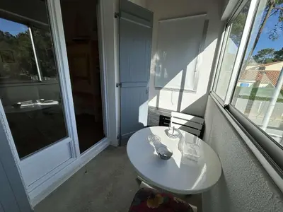 Salle de bains dans l'établissement Charmant T2 à 1200m de la plage avec balcon, parking privé et ménage inclus à Saint-Jean-de-Monts - FR-1-224C-312