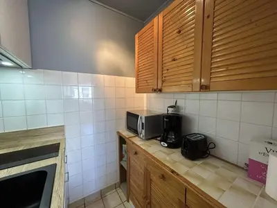 Cuisine ou kitchenette dans l'établissement Appartement 2 pièces avec loggia, à 100m de la plage - 4 couchages, TV, lave-linge, proche commerces - FR-1-224C-311