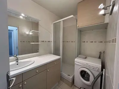 Salle de bains dans l'établissement Appartement 2 pièces avec loggia, à 100m de la plage - 4 couchages, TV, lave-linge, proche commerces - FR-1-224C-311