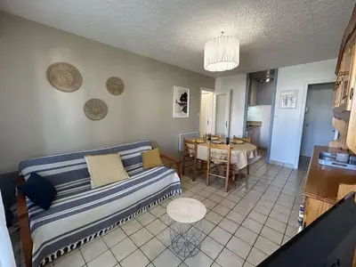 Coin salon dans l'établissement Appartement 2 pièces avec loggia, à 100m de la plage - 4 couchages, TV, lave-linge, proche commerces - FR-1-224C-311