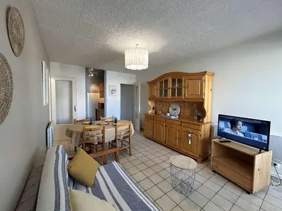 Télévision ou salle de divertissement dans l'établissement Appartement 2 pièces avec loggia, à 100m de la plage - 4 couchages, TV, lave-linge, proche commerces - FR-1-224C-311