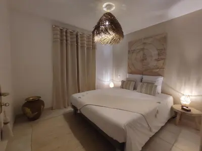 Un ou plusieurs lits dans un hébergement de l'établissement Maison de vacances, cosy, bohème chic, avec jardin!