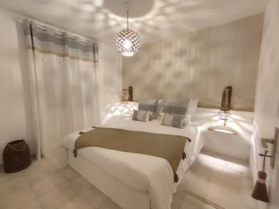 Un ou plusieurs lits dans un hébergement de l'établissement Maison de vacances, cosy, bohème chic, avec jardin!