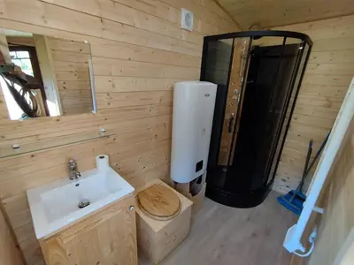 Salle de bains dans l'établissement Roulotte tout confort à la ferme
