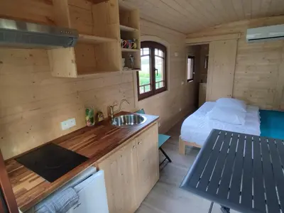 Cuisine ou kitchenette dans l'établissement Roulotte tout confort à la ferme