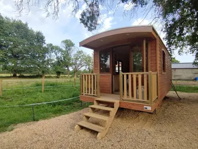 Jardin de l'établissement Roulotte tout confort à la ferme