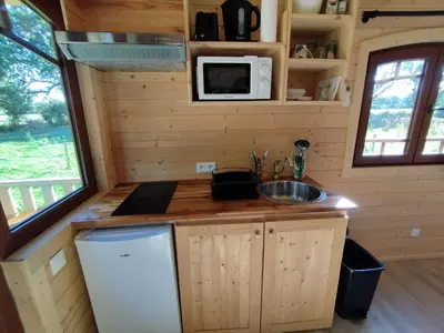 Cuisine ou kitchenette dans l'établissement Roulotte tout confort à la ferme