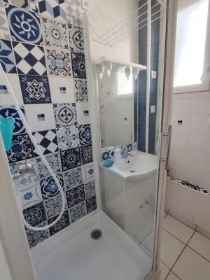 Salle de bains dans l'établissement L'Indus -HyperCentre-WIFI-2à4pers