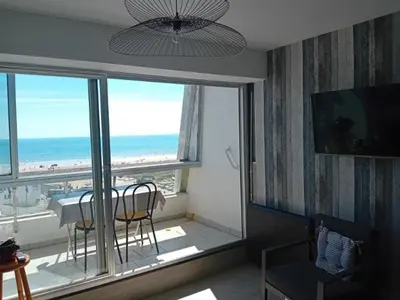 Vue générale sur la mer ou vue sur la mer prise depuis l'appartement