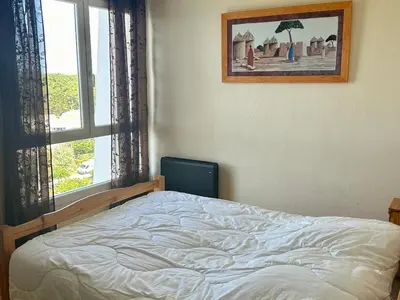 Un ou plusieurs lits dans un hébergement de l'établissement Appartement 2 chambres avec parking à St Jean de Monts, accès direct plage - FR-1-652-45