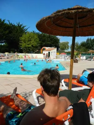 Piscine de l'établissement ZEcamping 4 familial pet friendly restaurant et espace aquatique ou située à proximité
