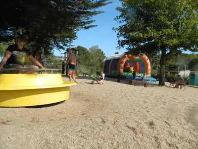 Aire de jeux pour enfants de l'établissement ZEcamping 4 familial pet friendly restaurant et espace aquatique