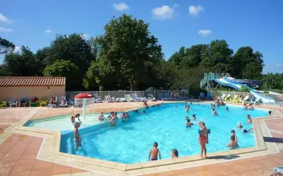 Piscine de l'établissement Camping 4 étoiles - Parc aquatique - efciab ou située à proximité