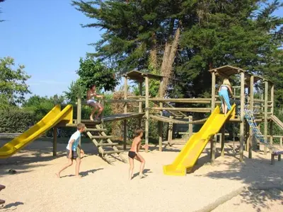 Aire de jeux pour enfants de l'établissement Camping 4 étoiles - Parc aquatique - efciab