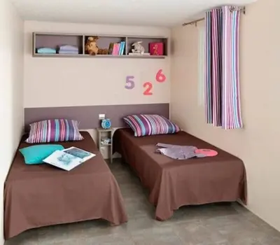 Un ou plusieurs lits dans un hébergement de l'établissement ZEcamping 4 animé animaux acceptés avec piscine couverte et bar