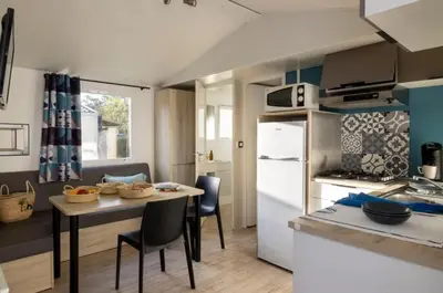 Cuisine ou kitchenette dans l'établissement ZEcamping 4 jacuzzi piscine chauffée à 1km de la plage pet friendly