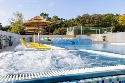 Piscine de l'établissement ZEcamping 4 jacuzzi piscine chauffée à 1km de la plage pet friendly ou située à proximité